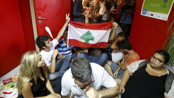 Протестующие у здания министерства экологии в Бейруте