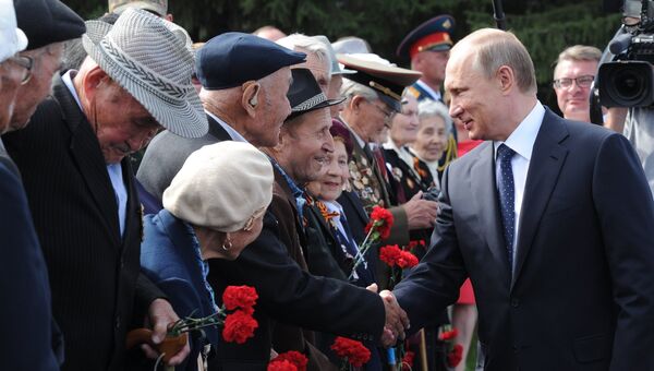 Президент России Владимир Путин общается с ветеранами перед началом церемонии возложения цветов к мемориалу Боевая и трудовая слава забайкальцев в Чите