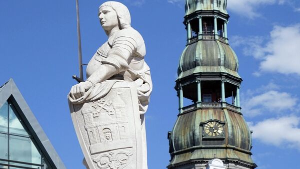Статуя Рыцаря Роланда и башня церкви Святого Петра в Старом городе Риги