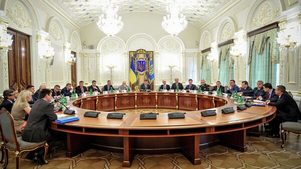 Президент Украины Петр Порошенко (в центре) проводит заседание Совета национальной безопасности и обороны (СНБО) Украины в Киеве. Архивное фото.