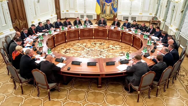 Президент Украины Петр Порошенко (в центре) проводит заседание Совета национальной безопасности и обороны Украины. Архивное фото
