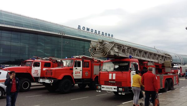Пожарные машины у аэропорта Домодедово. Архив