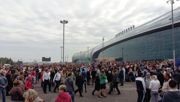 Эвакуация людей из аэропорта Домодедово.