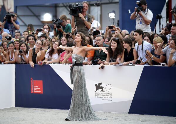 Итальянская модель и актриса Элиза Сенауи на открытии 72-го Венецианского международного кинофестиваля