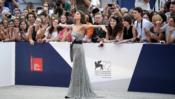 Итальянская модель и актриса Элиза Сенауи на открытии 72-го Венецианского международного кинофестиваля