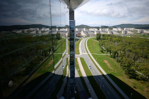 Вид из здания пресс-центра Восточного экономического форума на территорию ДВФУ