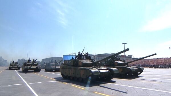 Военный парад в Пекине: торжественный марш, бронетехника и эскадрилья самолетов