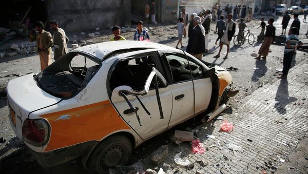 Место взрыва заминированного автомобиля рядом с мечетью в Сане. 3 сентября 2015