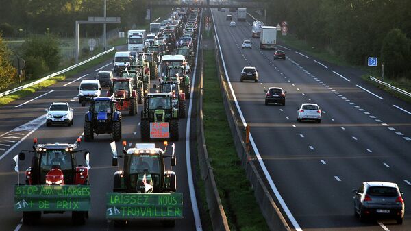 Более тысячи фермерских тракторов направляются в Париж для участия в забастовке