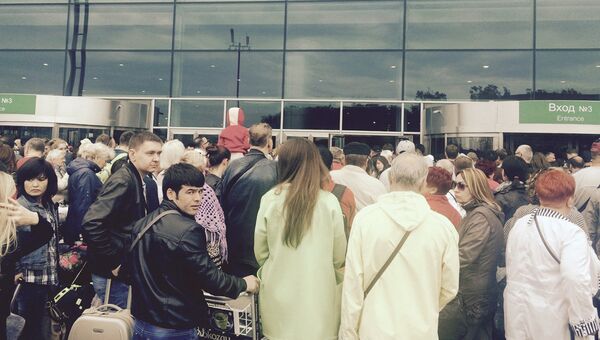 Пассажиры у здания аэропорта Домодедово после задержки рейсов из-за задымления