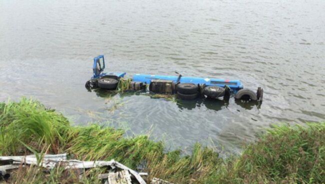 Бензовоз с 19 тоннами горючего упал в водохранилище под Тверью