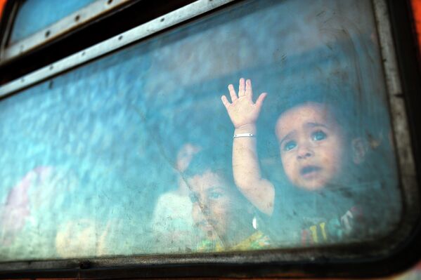Дети мигрантов в поезде на границе между Грецией и Македонией