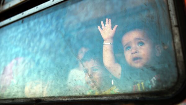Дети мигрантов в поезде на границе между Грецией и Македонией. Архивное фото