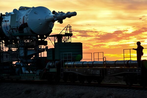 Вывоз ракеты-носителя Союз-ФГ с транспортным пилотируемым кораблем Союз ТМА-18М на стартовую площадку космодрома Байконур.