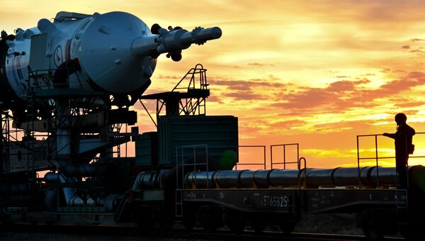 Вывоз ракеты-носителя Союз-ФГ с транспортным пилотируемым кораблем Союз ТМА-18М на стартовую площадку космодрома Байконур. Архивное фото