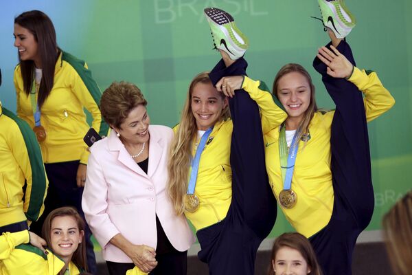 Президент Бразилии Дилма Русеф и участники Панамериканских игр-2015