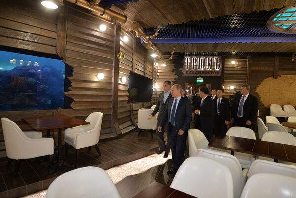 Президент РФ В.Путин посетил океанариум на о.Русский