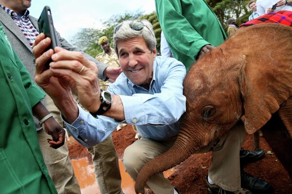 Госсекретарь США Джон Керри фотографируется со слоненком в Кении