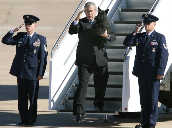 Президент США Джордж Буш со своей собакой Барни спускается по трапу самолета