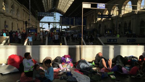 Беженцы с Ближнего Востока на вокзале Келети в Будапеште. Архивное фото