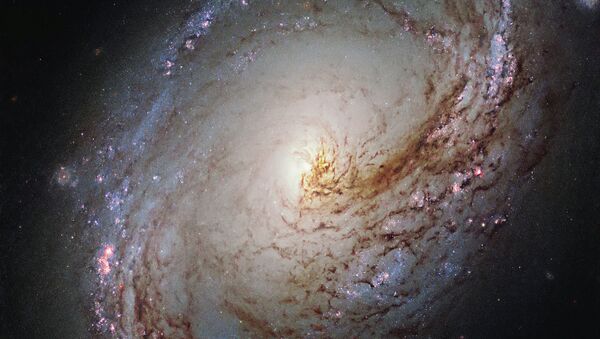Новое изображение ассиметричной галактики Мессье 96