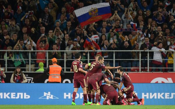 Игроки сборной России радуются забитому голу в матче против сборной Швеции отборочного турнира ЧЕ-2016