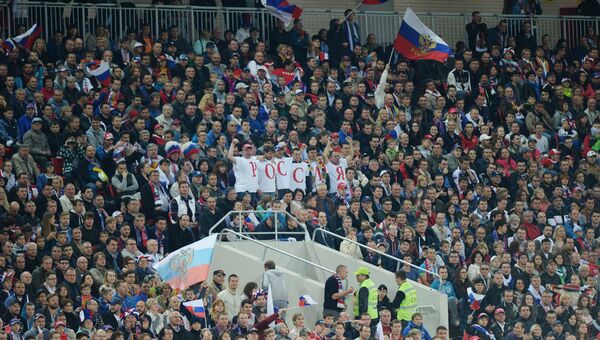 Болельщики сборной России радуются забитому голу в матче группового этапа отборочного турнира Чемпионата Европы 2016 между сборными командами России и Швеции