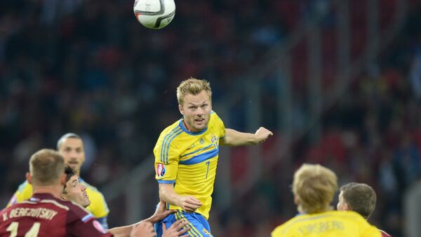Игрок сборной Швеции Себастьян Ларссон в матче группового этапа отборочного турнира ЧЕ-2016 между сборными командами России и Швеции