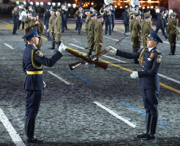 Военнослужащие роты почетного караула Президентского полка во время торжественного открытия международного военно-музыкального фестиваля Спасская башня