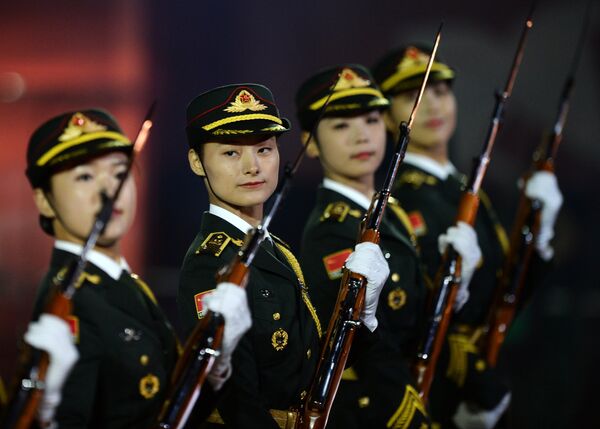 Оркестр и рота почетного караула Народно-освободительной армии Китая на торжественном открытии международного военно-музыкального фестиваля Спасская башня на Красной площади