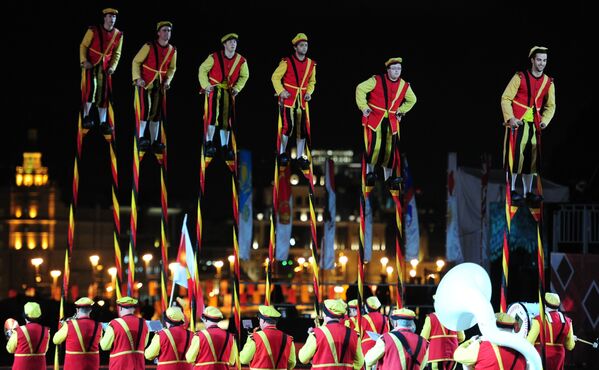 Королевские ходулисты (Бельгия) на торжественном открытии международного военно-музыкального фестиваля Спасская башня на Красной площади