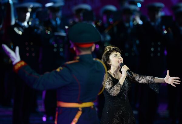 Французская певица Мирей Матье на торжественном открытии международного военно-музыкального фестиваля Спасская башня на Красной площади