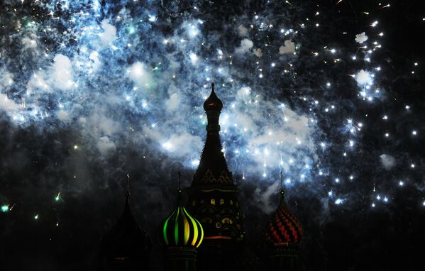Праздничный салют на торжественном открытии международного военно-музыкального фестиваля Спасская башня на Красной площади