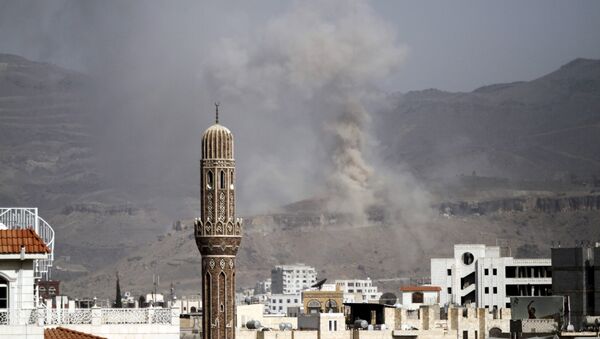 Дым над столицей Йемена Саной после налета ВВС коалиции арабских стран, 5 сентября 2015 года