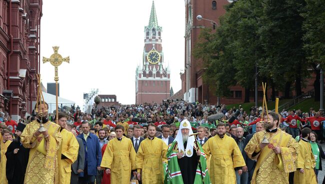 Патриарх Кирилл возглавил крестный ход в честь святителя Петра