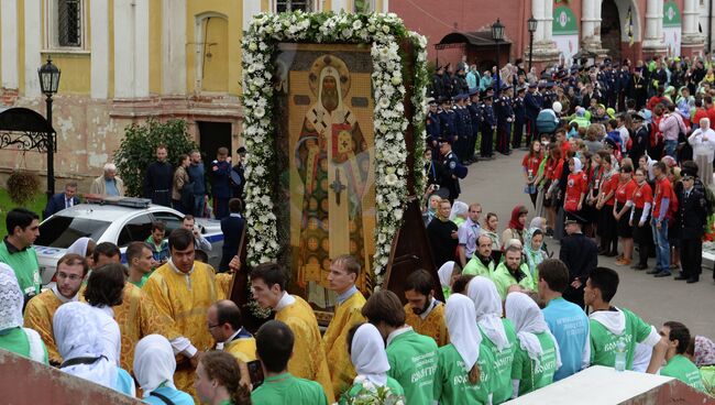 Патриарх Кирилл возглавил крестный ход в честь святителя Петра