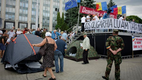 Участники антиправительственных акций протеста в Кишиневе