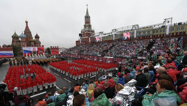 Председатель правительства РФ Дмитрий Медведев выступает на торжественной церемонии открытия Дня города Москвы на Красной площади