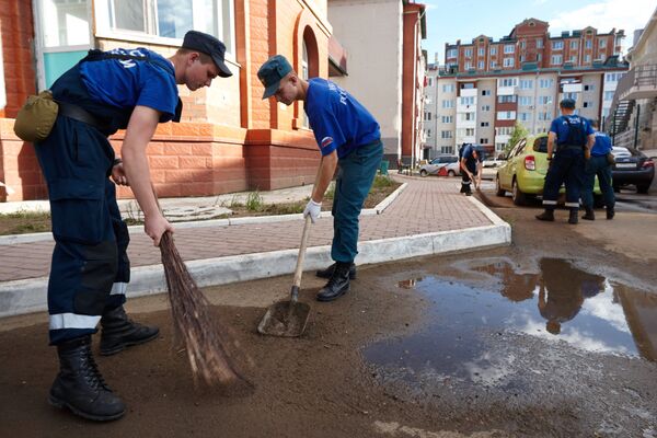 Сотрудники МЧС России устраняют последствия паводка на улице Раздольная в Уссурийске