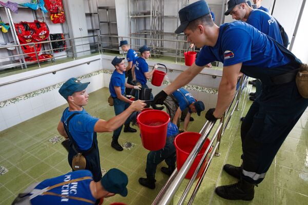 Сотрудники МЧС России вычерпывают воду из бассейна детского сада в Уссурийске