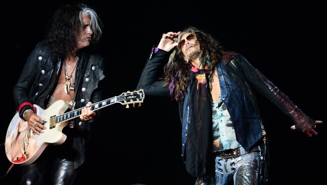 Вокалист группы Aerosmith Стивен Тайлер (справа) и гитарист Джо Перри выступают на концерте, посвященном Дню города на Лубянской площади в Москве