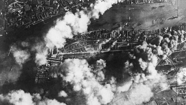 Дым от пожаров в Лондоне, вызванных массированной бомбардировкой города немецкой авиацией. 7 сентября 1940