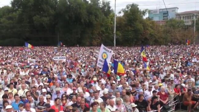 Тысячи кишиневцев с флагами митинговали за отставку правительства Молдавии