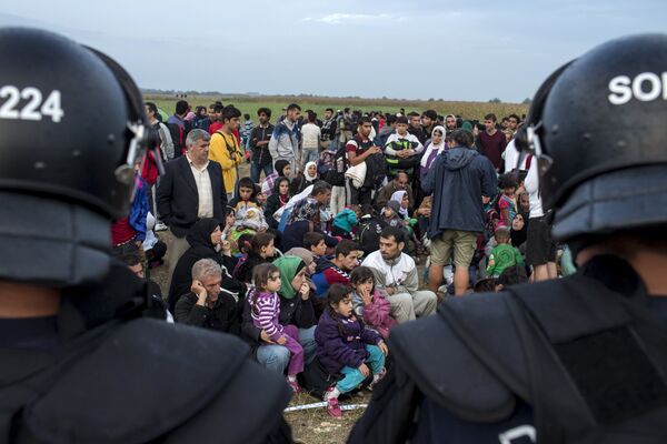 Мигранты из Сирии после пересечения границы Венгрии и Сербии