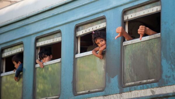 Дети мигрантов в поезде на границе между Грецией и Македонией