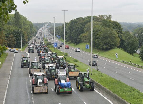 Фермеры на тракторах въезжают в Брюссель для проведения акции протеста