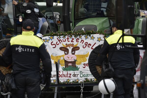 Полицейские и фермеры во время акции протеста в Брюсселе, Бельгия