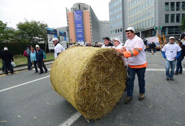 Европейские фермеры во время акции протеста у здания Еврокомиссии в Брюсселе, Бельгия