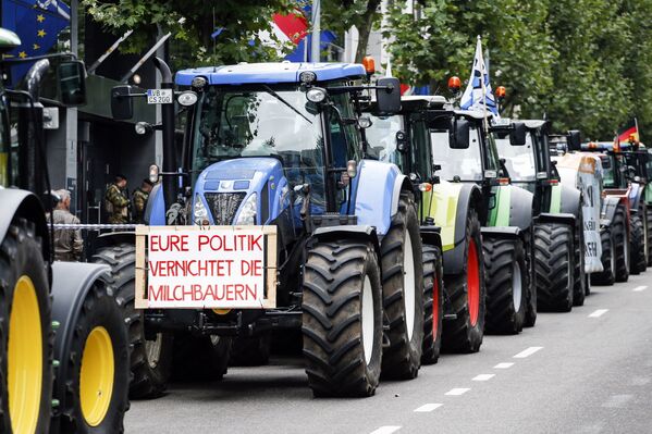 Фермеры на тракторах во время акции протеста в Брюсселе, Бельгия