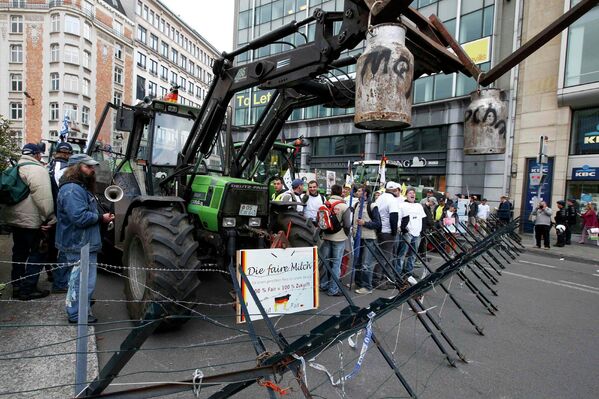 Европейские фермеры во время акции протеста у здания штаб-квартиры Европейского союза в Брюсселе